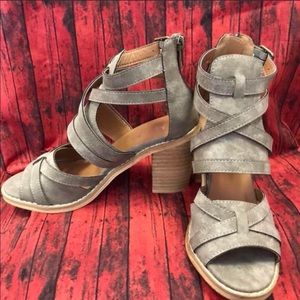 NWB. MIIM Gray block sandal
